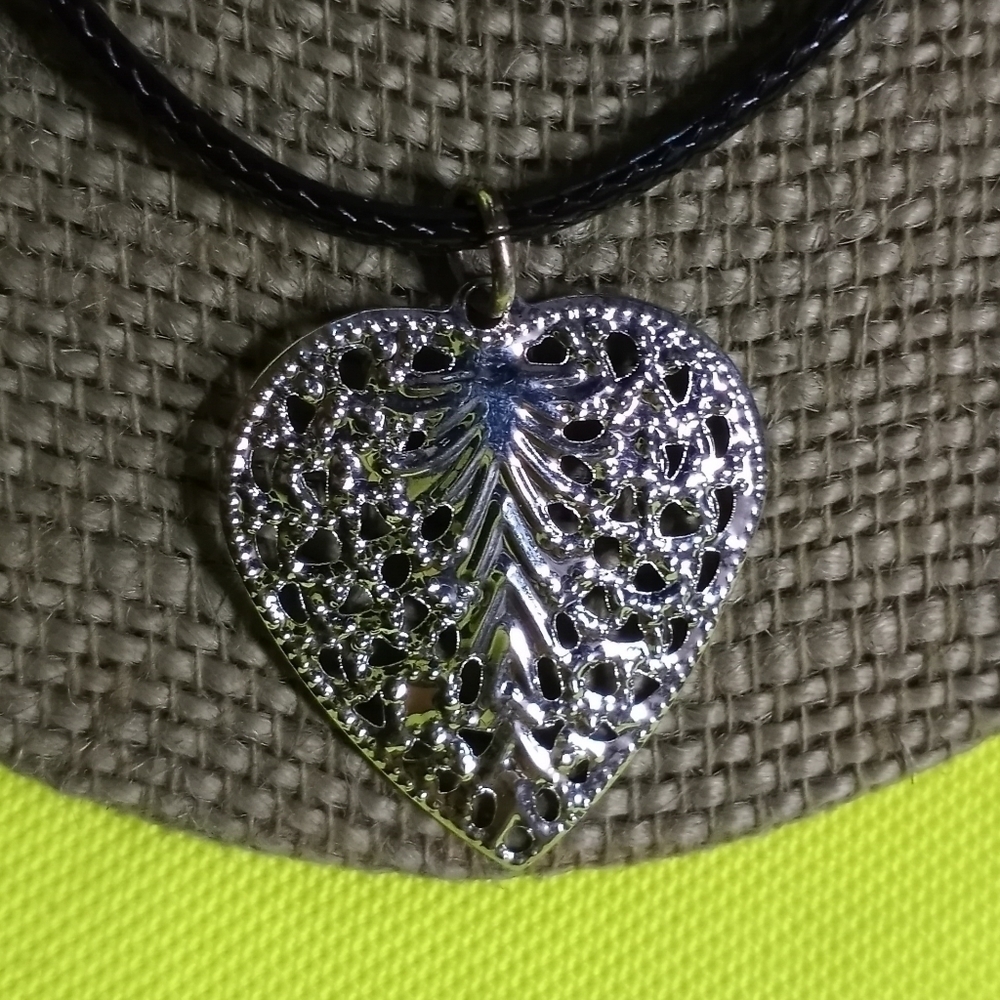 Silvertone heart ♥ filigree Black cord necklace - Picture 5 of 5